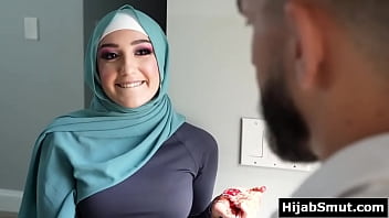 Gadis Muslimah Muda Dijejali Latihan Intens Oleh Pelatih Sepak Bolanya Yang Bergairah