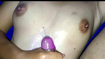 **”muncratin Cairan Panas Di Payudara Mungil Keponakanku Yang Menggoda”**