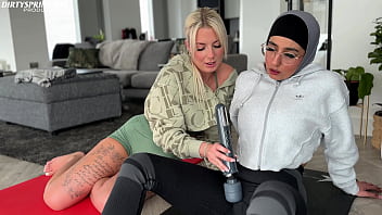 Emily Mengajari Aaliyah Berhijab Cara Melepas Lelah Dengan Panas Setelah Latihan Di Gym