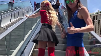 Jalan-jalan Di Vegas Strip, Dia Pamer Celana Dalam Seksi Yang Menggoda