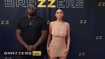 Violet Myers Memamerkan Lubang Pantatnya Yang Menggoda Untuk Para Paparazi