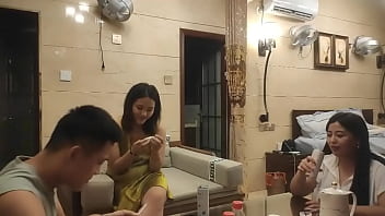 Gadis Tionghoa Seksi Bergaya Dengan Aura Muda Menggoda