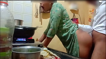 Istri Seksi India Digoyang Sambil Masak Di Dapur
