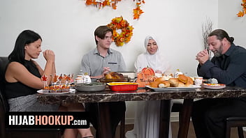 Gadis Muslim Seksi Audrey Royal Rayakan Thanksgiving Dengan Bercinta Liar Di Atas Meja – Goyangan Hijab Panas