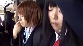 Gadis Jepang Digoda Hingga Klimaks Di Dalam Bus Yang Penuh Sesak