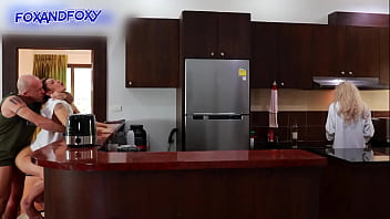 Hampir Ketahuan Nyepong Dari Belakang Sambil Ibu Mertua Masak Sarapan