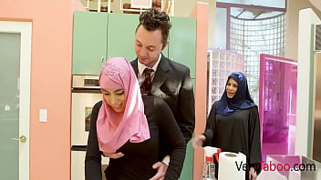 Anak Tiri Berhijab Yang Tertekan Akhirnya Menikmati Kontol Ayah Tirinya