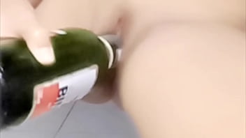 Bercinta Dengan Botol, Air Mani Muncrat Di Luar