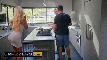 Istri Sejati – (courtney Taylor, Keiran Lee) – Courtney Memberikan Bantuan Dengan Tangannya Yang Terampil – Brazzers