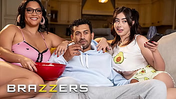 Malam Film Berubah Jadi Aksi Panas Tiga Sekawan: Ashlyn Peaks & Chloe Surreal Menggoda Crush Mereka Hingga Tak Kuasa Menahan Nafsu
