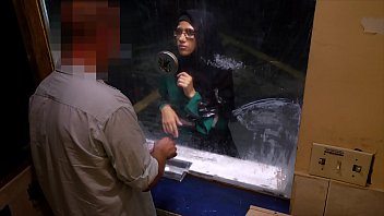 Arab Hotwife Menggoda – Ngentot Di Motel Gelap Demi Uang