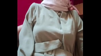 Adik Tiri Berhijab Dientot Habis-habisan Saat Lebaran