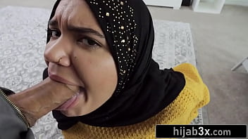 Adik Tiri Berhijab Yang Bergairah Menggoda Kakak Tirinya Dengan Kontol Besar Demi Uang (naudi Nala)