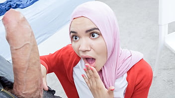 Adik Tiri Berhijab Yang Gatal Dan Siap Melakukan Apa Saja Demi Investasi Dari Kakak Tirinya Yang Ganteng