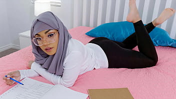 Saudara Tiri Ganteng Bikin Adik Hijabnya Jadi Pusat Perhatian Semua Cowok Di Sekolah – Goyang Hot Pakai Jilbab