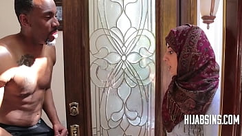 Pelacur Arab Berhijab Ngentot Cowok Hitam Di Kompleknya