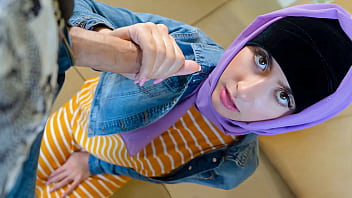 Gadis Timur Tengah Bergairah Siap Dibimbing Coach Hingga Klimaks – Nafsu Hijab Menggoda