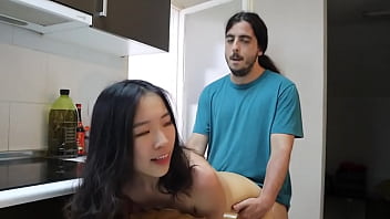 Saat Kuliah Di Luar Negeri, Cewek Cantik China Tergila-gila Pada Kontol Gede, Manfaatin Ketidakhadiran Pacar Buat Digilir Habis-habisan Di Dapur Sama Bule, Kontol Besar Nembus Memek Mulus Tanpa Kondom Sampai Crot Di Dalam.