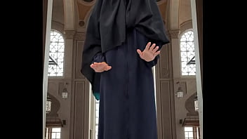 Mencoba Abaya & Hijab Dengan Gaya Yang Menggoda Dan Sensual