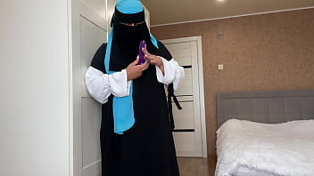 Istri Arab Berhijab Menemukan Mainan Seks Saat Bersih-bersih Dan Langsung Panas Membara