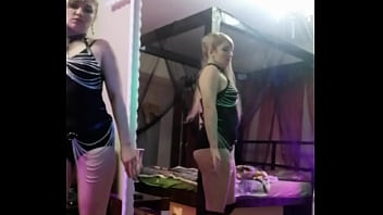 Pelacur Genit Bersiap Menggoda Di Kantor Dengan Rok Mini Dan Stoking Jala