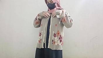 Perempuan Berjilbab Memuaskan Nafsu Dengan Mentimun