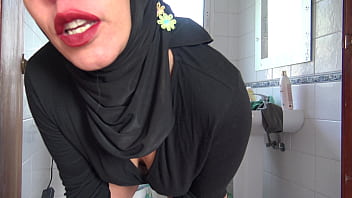 Wanita Biseksual Turki Yang Hot Memancurkan Air Seni Dari Memek Berbulu Lebatnya