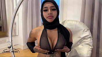 Gadis Muslim Arab Berhijab Digencet Ganas Oleh Pria Berotot Kekar