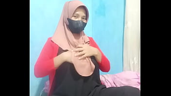 Gadis Berhijab Indonesia Menggoda Diri Sendiri Dengan Dildo Hingga Mencapai Klimaks Yang Memabukkan