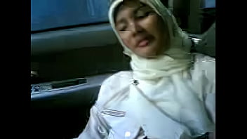 Jilbab Seksi Di Dalam Mobil Panas Menggoda