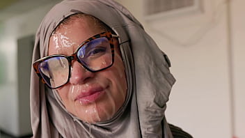 Gadis Berhijab Cosplay Dihardcore Oleh Milf Amerika Yang Ganas