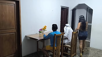 Seorang Pria Latino Dan Teman Arabnya Berkunjung Ke Kolombia! Si Latino Yang Liar Menggoyang Pelayan Yang Melayani Mereka.