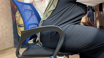 Perempuan Arab Berhijab Menggesek-gesek Celana Dalamnya Sampai Basah Saat Bekerja