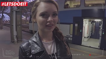 Menggila Di Ranjang: Emily Thorne Dan Charlie Dean Menggoda Gadis Rusia Jelita Dengan Adegan Panas Buatan Rumah