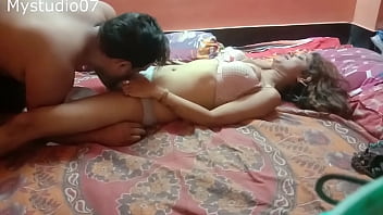 Gadis Muda Seksi India Ngentot Dengan Kurir Pengantar Paket