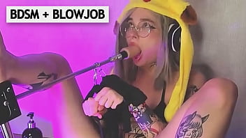 Gadis Cosplay Pirang Mengerang Dalam Borgol — Mainan Getar Membuatnya Menggigil Hingga Klimaks