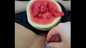 Video Porno Arab Panjang 2025: Masturbasi Ekstrem Dengan Semangka Membuat Cewek Los Angeles Klimaks Berkali-kali – Fetish Makanan Dan Buah Di Memek Remaja Ketat