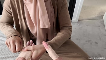 Ibu Tiri Arab Menggoda Anak Laki Dengan Tangan Patah