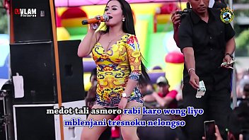 Dua Penyanyi Cantik Menggila Di Atas Panggung, Dikelilingi Pria Yang Menggila