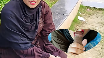 Gadis Muslimah Miskin Terpaksa Menjual Diri Demi Uang Kepada Produser Video Porno