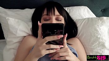 Kok Mirip Kontol Kakak? Adik Tiri Ngentot Gara-gara Nemuin Foto Penis Kakak Tirinya