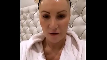 Obrolan Larut Malam Dengan Milf Berpayudara Besar Yang Siap Menggoda – Realsophiejames.com