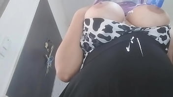 Arab Taat Berkerudung Hot Memamerkan Pantatnya Yang Menggoda Dan Muncrat Di Webcam Demi Uang, Melanggar Ajaran Agama