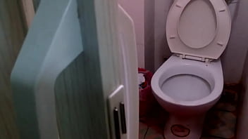 Mengintip Adegan Panas Di Kamar Mandi