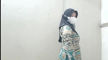 Menggoyang Memek Istri Tetangga Yang Kesepian Saat Suaminya Menghampar Cari Duit